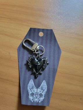 💀NEW💀Hand Crafted Black Metal Heart Keychain with Floral Thorns